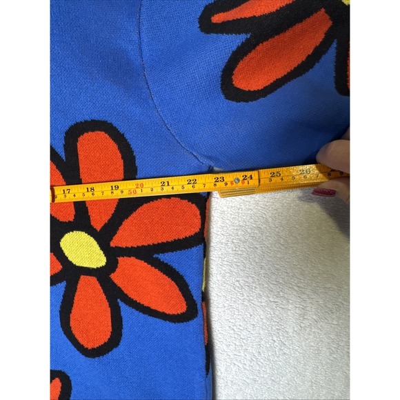 WESC Unisex Polo Sweater Size MM-WL Blue with Large Red Flowers Streetwear - Picture 6 of 10